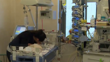 mama si copil spital pacient