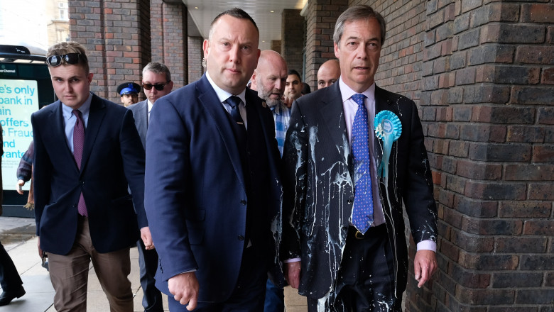 Nigel Farage, după ce a fost lovit cu un milkshake