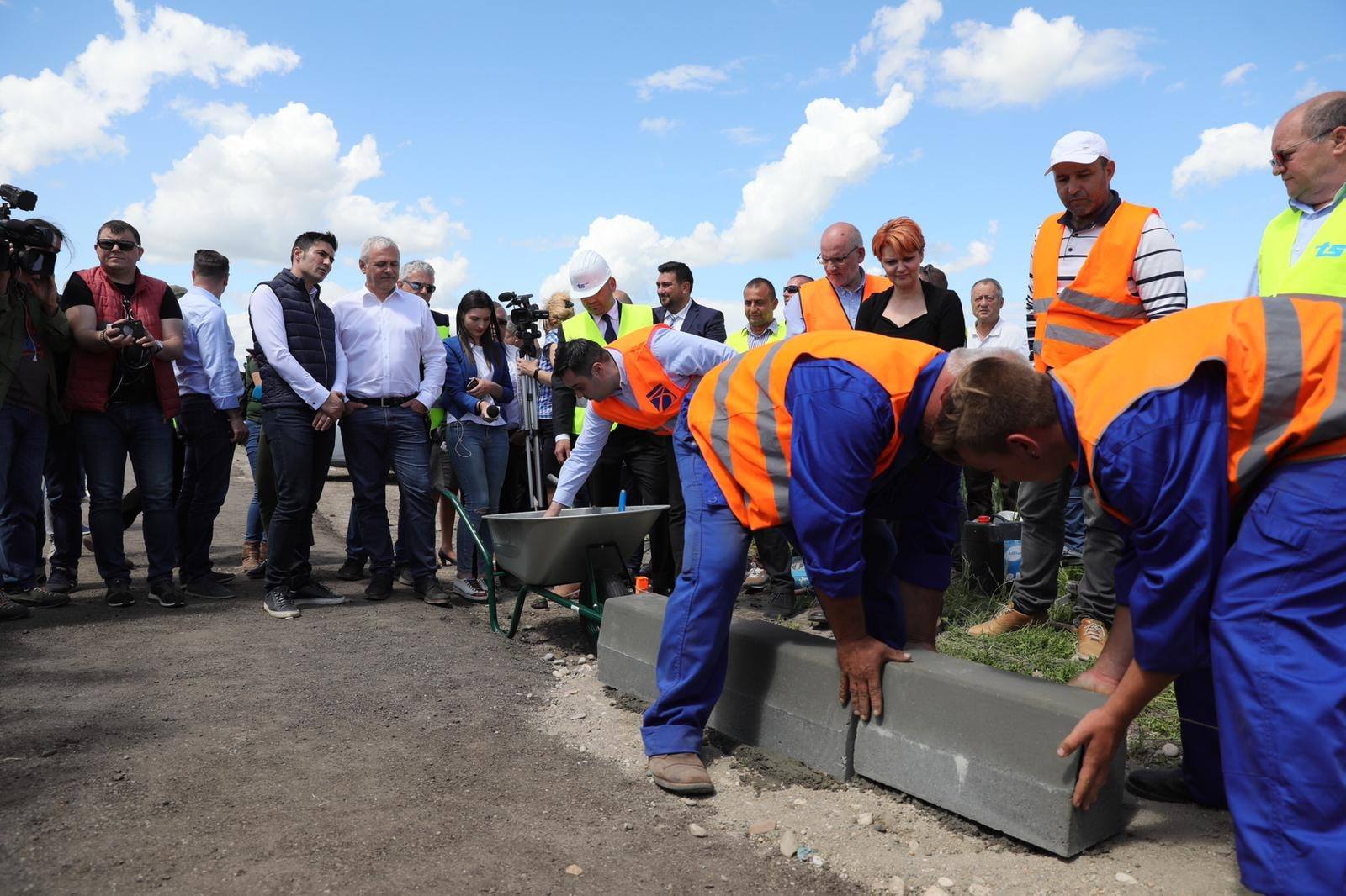 FOTO. Cum arata dupa o zi santierul drumului expres inaugurat de Liviu Dragnea