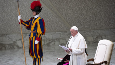 Vizita Papei Francisc în România. Scaunul papal folosit la Sfânta Liturghie din Bucureşti, construit de un designer român