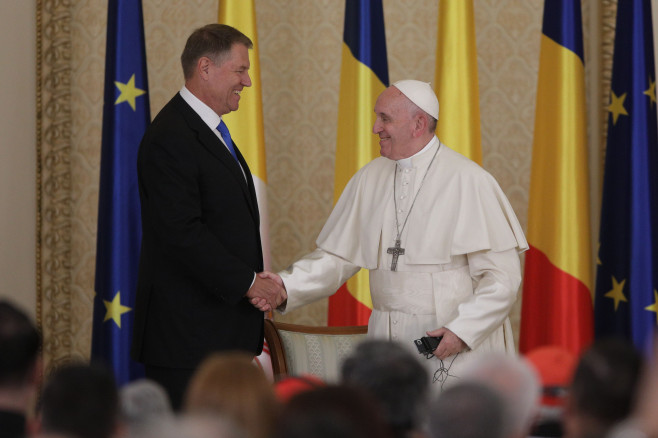 papa francisc da mana cu iohannis - ganea 20190531132745_OGN_4638-01