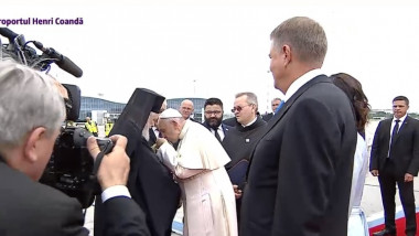 papa saruta medalionul ahiepiscopului de targoviste