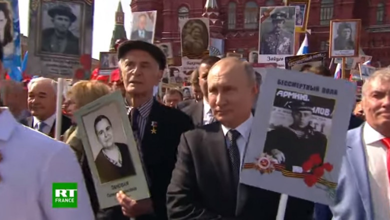 Vladimir Putin a defilat el însuși alături de „Regimentul nemuritor”, cu portretul tatălui în mână Foto: captură YouTube