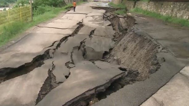 Drumul județean 203K, din județul Buzău, a fost distrus aproape în totalitate pe o porțiune de câteva sute de metri.