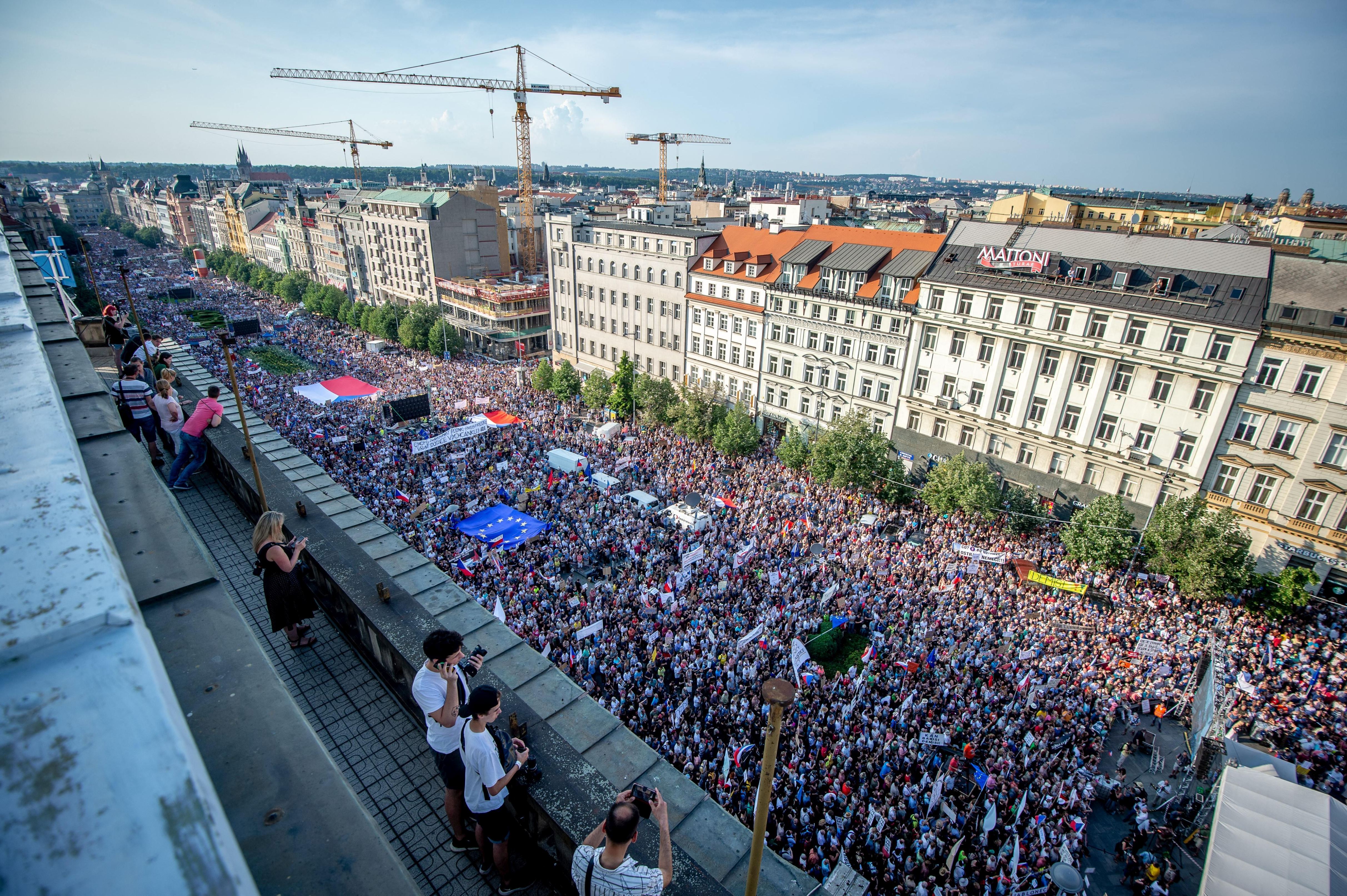 Acuzat de frauda cu fonduri europene si contestat masiv in strada, premierul miliardar al Cehiei ataca UE si da vina pe Soros