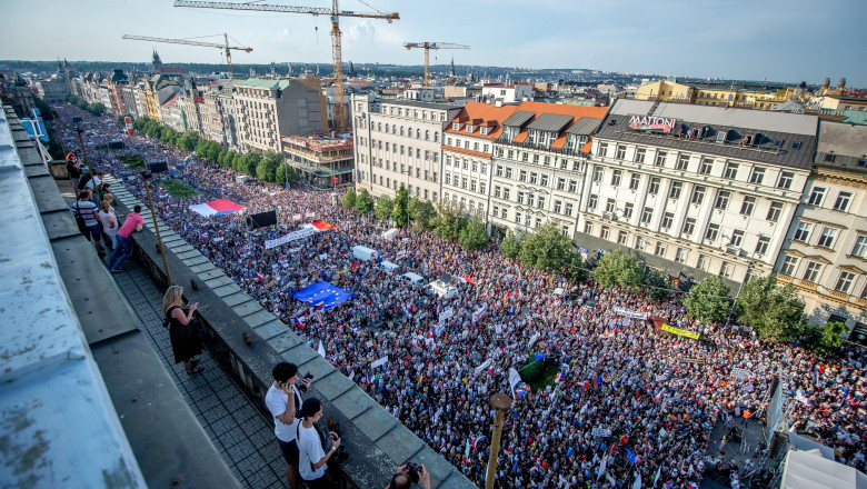 Peste 100.000 de oameni au ieșit în stradă, la Praga, pentru a cere demisia premierului Andrej Babis. Protestul este considerat cel mai mare care a avut loc în Cehia în ultimii 30 de ani, după căderea comunismului.