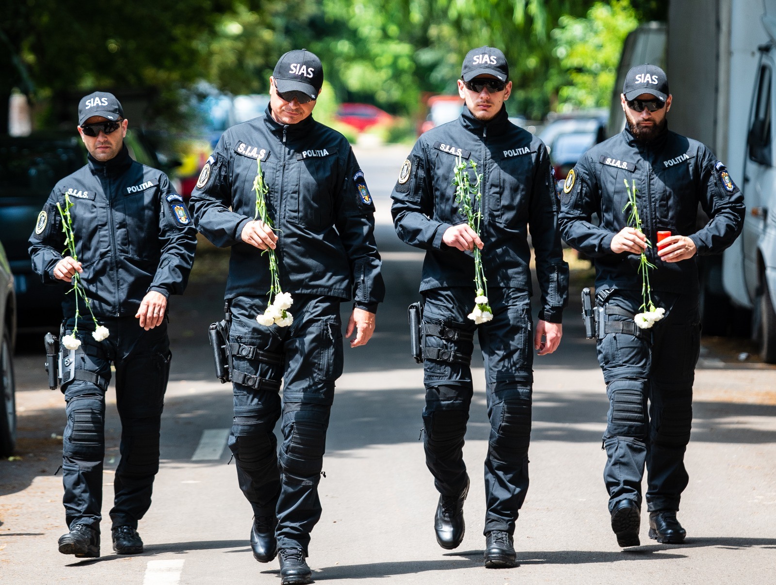 Intamplarea emotionanta a unui politist SIAS care a mers sa cumpere flori pentru inmormantarea colegului ucis