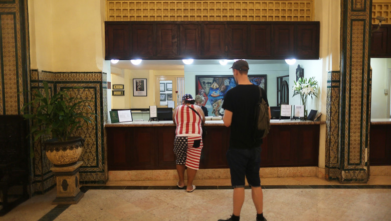 Cetățean american în holul hotelului Inglaterra din Havana, după ce Președintele Barack Obama a redeschis relațiile cu insula cubaneză