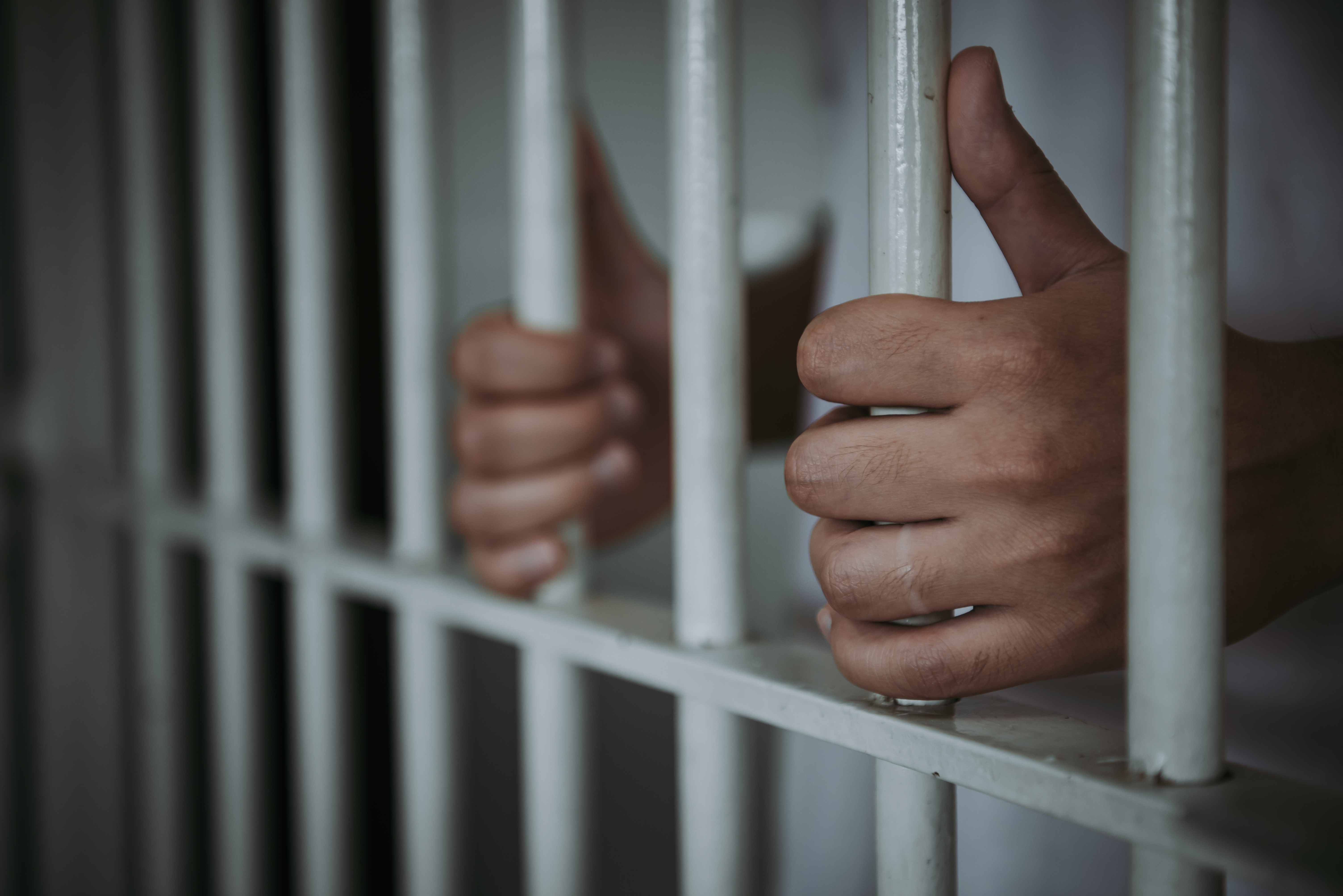 Profesor de sport din Craiova, reținut pentru proxenetism. Își racola victimele prin metoda loverboy și le obliga să facă sex pe bani
