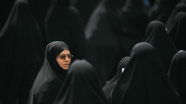 femei din iran imbracate in negru
