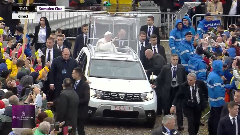 Papa Francisc își face apariția la Șumuleu Ciuc în papamobilul marca Duster
