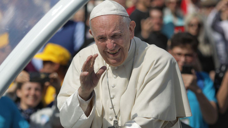 Papa Francisc saluta din papamobil multimea de la Blaj