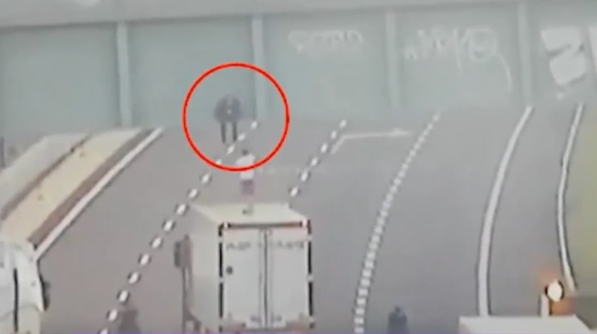 Un sofer roman de TIR este considerat erou in Italia, dupa ce a convins un tanar sa nu se sinucida