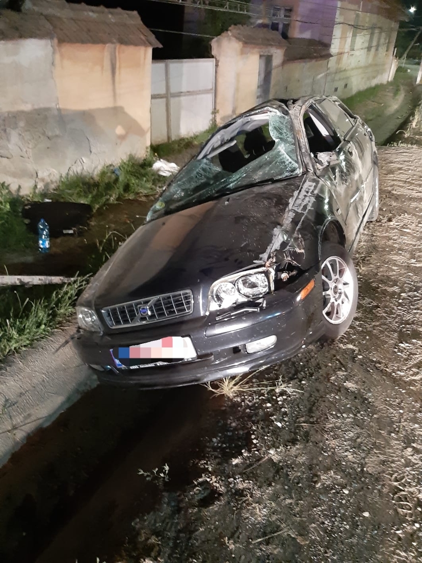 O tanara de 18 ani din Sibiu a murit, dupa ce maşina in care se afla a intrat intr-un stalp