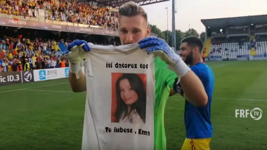 Ionuț Radu, la finalul meciului România U21 - Anglia U21, 2-4, i-a dedicat un moment special surorii sale, Ema, decedată în urmă cu 13 ani. Captură FRF/YouTube