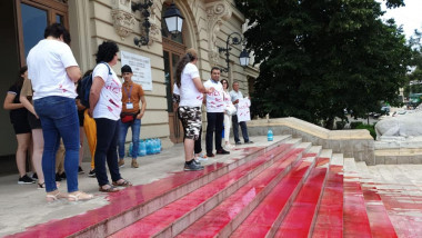 Protest cu sange la Facultatea de Drept din Iași