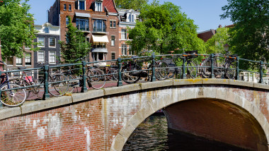 pod cu biciclete parcate in amsterdam