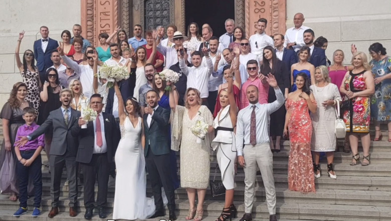 Victoria Simonei Halep, salutată pe treptele bisericii de participanții la o nunt