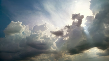 vremea meteo soare cu nori venire furtuna ploaie_shutterstock_56561689