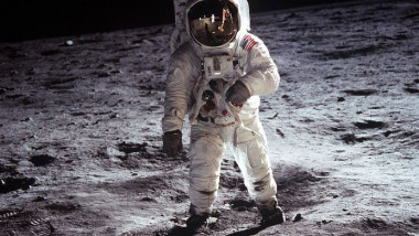 Astronaut pe Lună