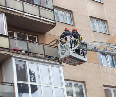 Pompierii din Alba Iulia au intervenit în cazul a doi copii mici, aflaţi singuri într-un balcon