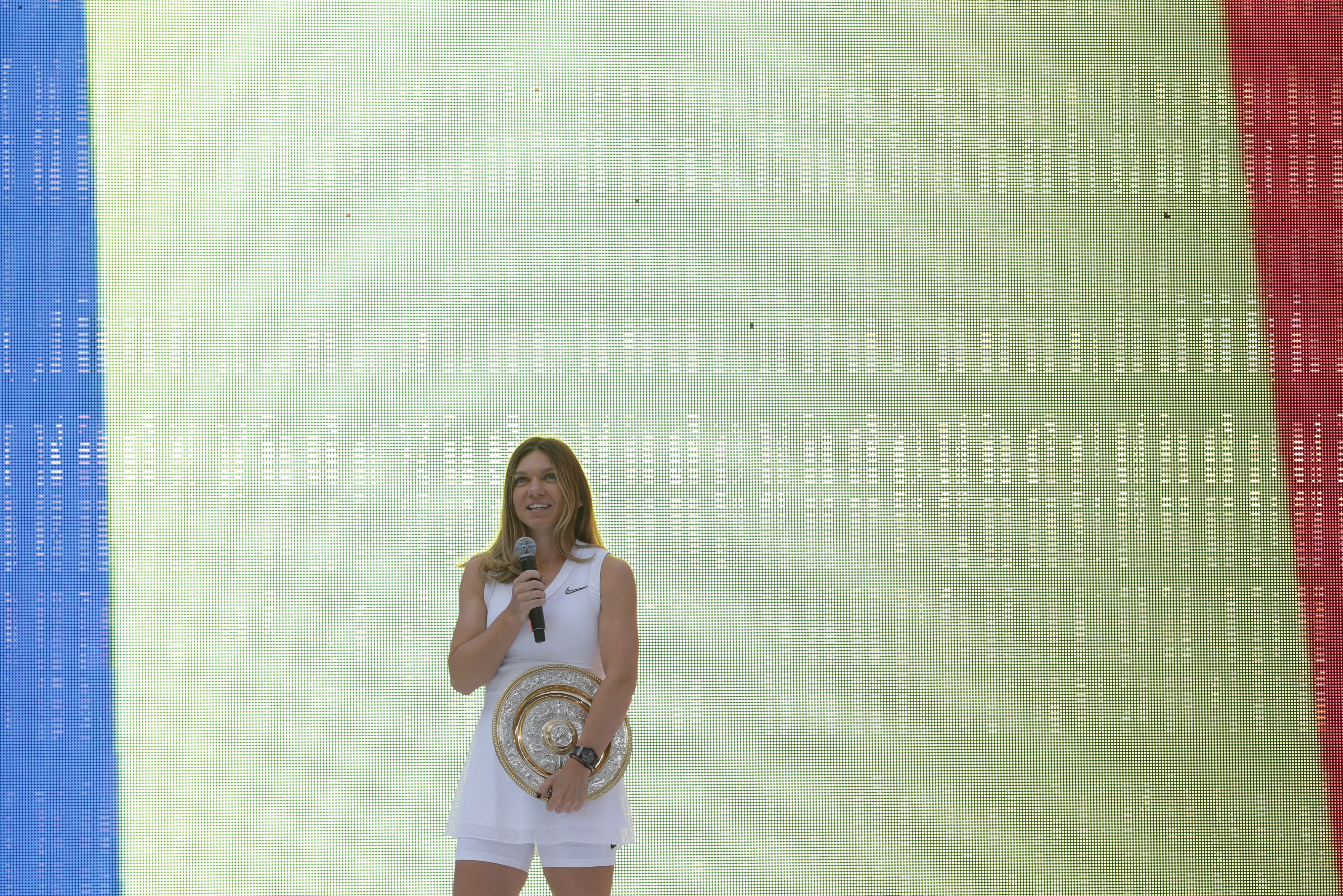 simona-halep-arena-nationala-trofeu-wimbledon-2019-inquamphotos-octav-ganea (3)