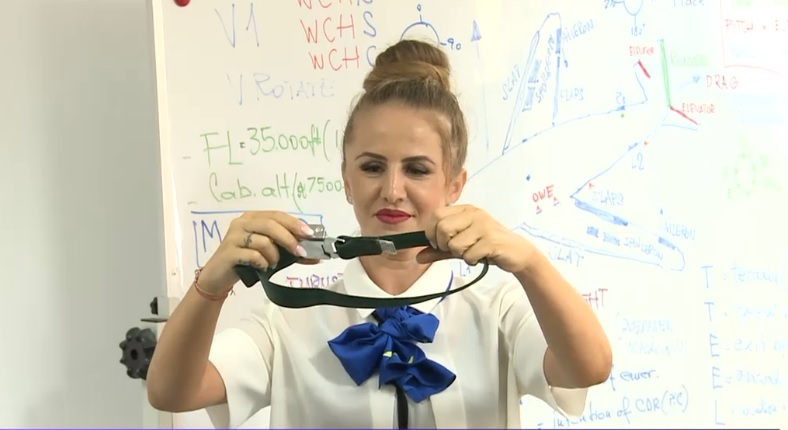 Meserie banoasa, pentru care nu e nevoie de BAC. Cat costa cursurile pentru insotitori de bord