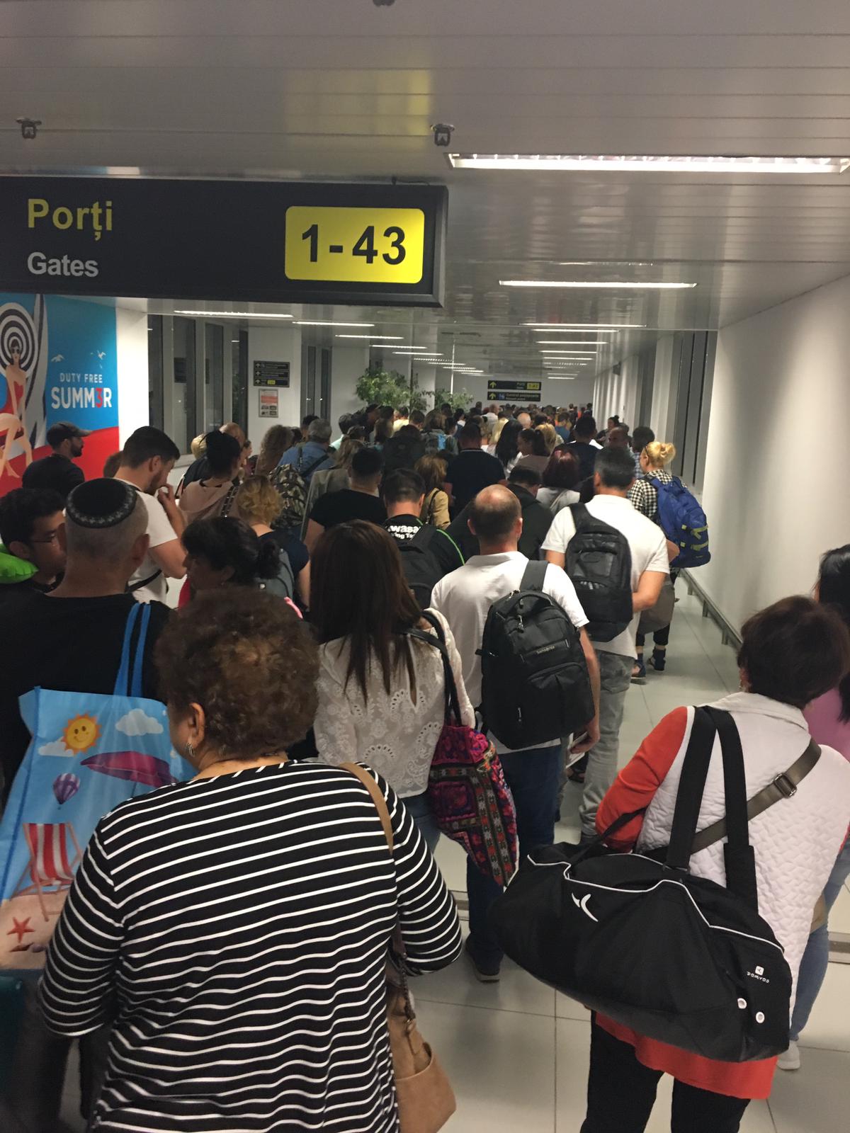 Blocaj pe Aeroportul Otopeni. Oamenii spun ca ar fi cazut sistemul informatic