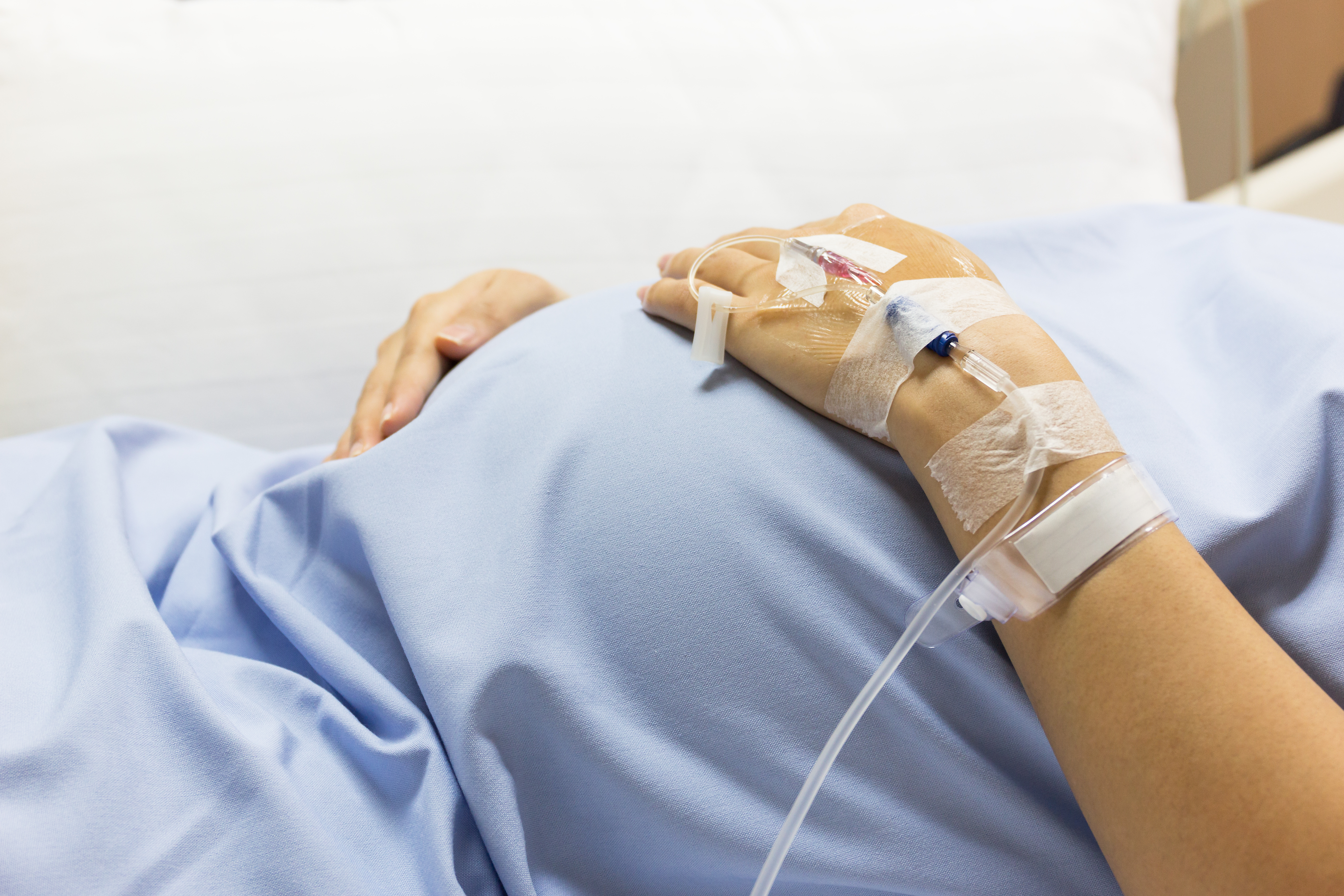 O gravidă în luna a șaptea a murit de COVID. Nu era vaccinată, timp de o săptămână s-a tratat singură, acasă