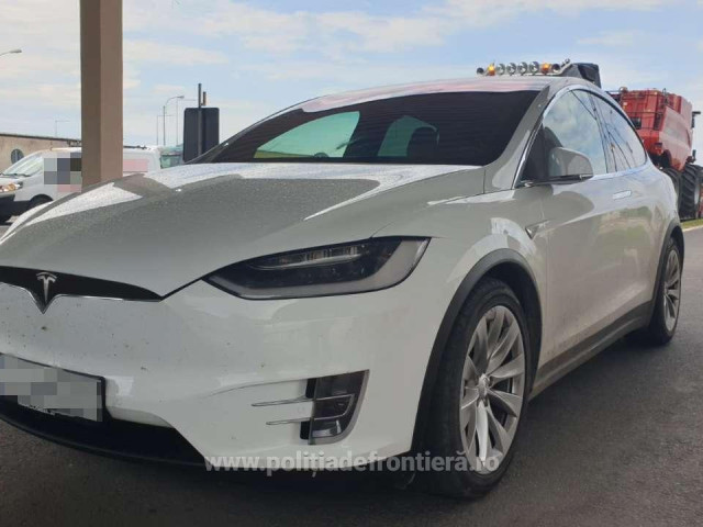 Doi români au ajuns în Vamă la Giurgiu cu mașini Tesla de 170.000, dar au rămas fără ele