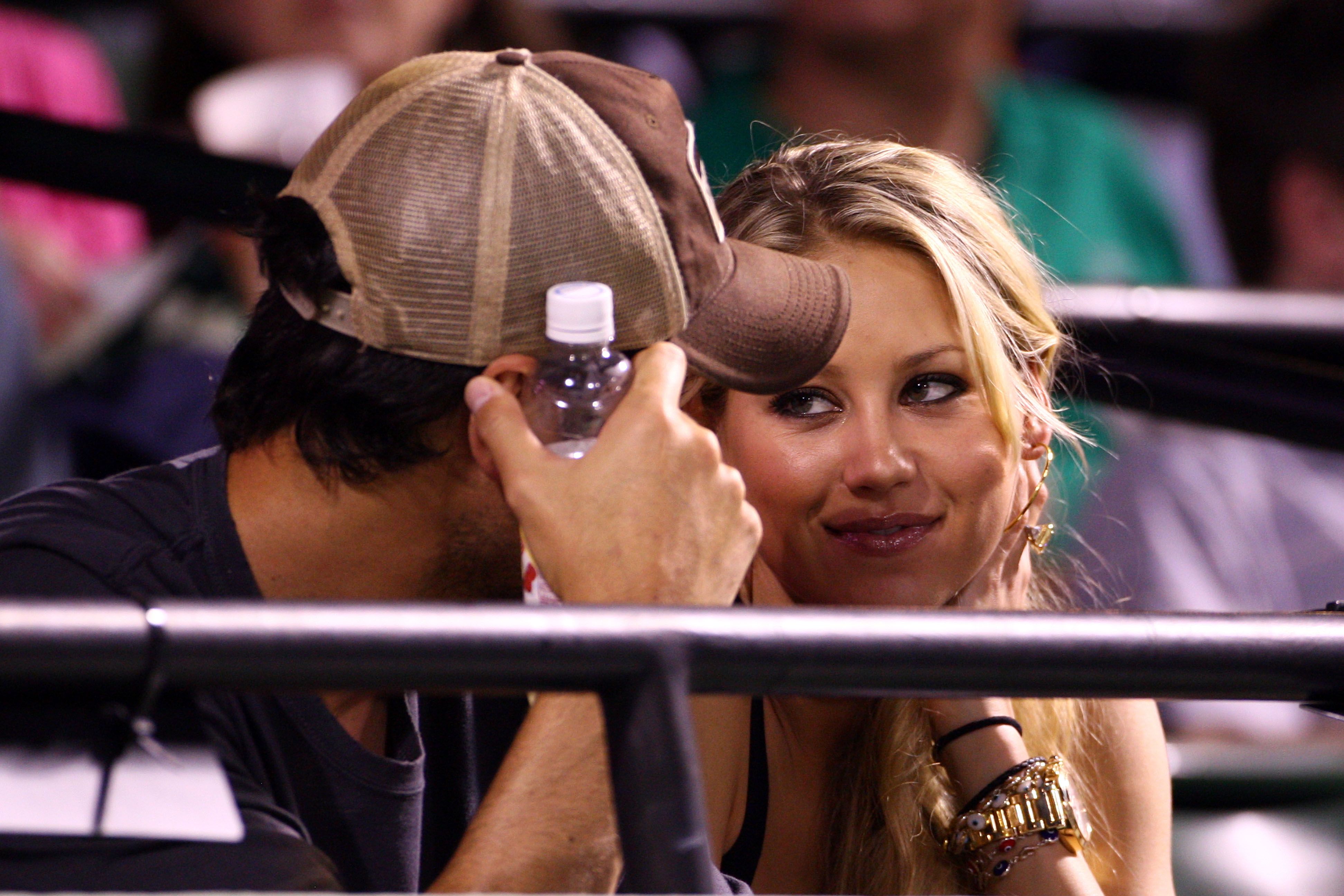 Anna Kournikova ii starneste declaratii de dragoste publice lui Enrique Iglesias