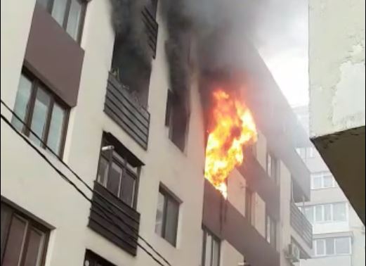 Incendiu violent intr-un bloc din Bucuresti