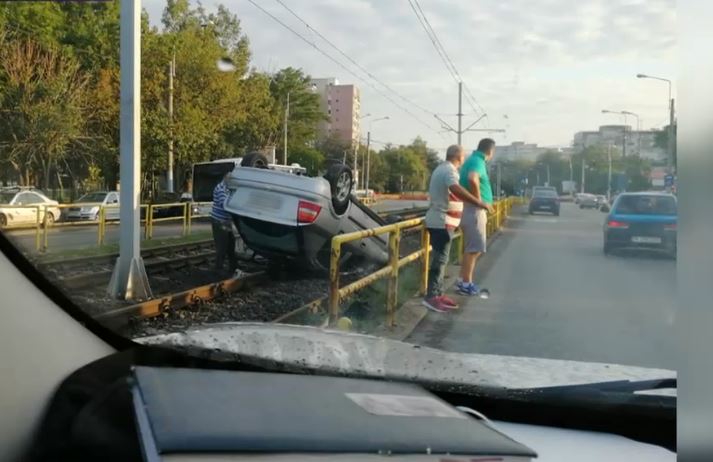 Carambol in Drumul Taberei. O masina s-a rasturnat pe linia lui 41