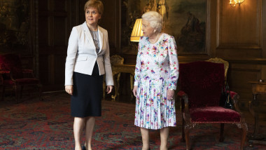 Nicola Sturgeon, şefa guvernului scoţian la o întâlnire cu regina Elisabeta a II-a
