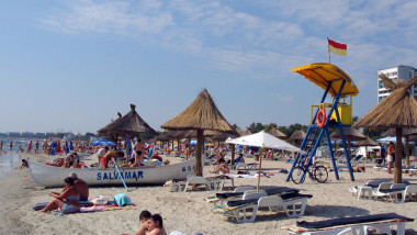 Turiști la plaja pe litoralul românesc.