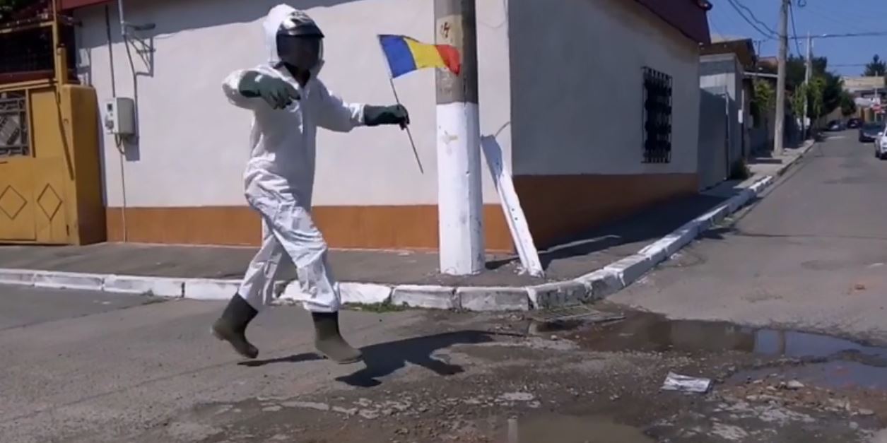 Ce legatura este intre aselenizare si gropile din Romania. Parodia unui galatean