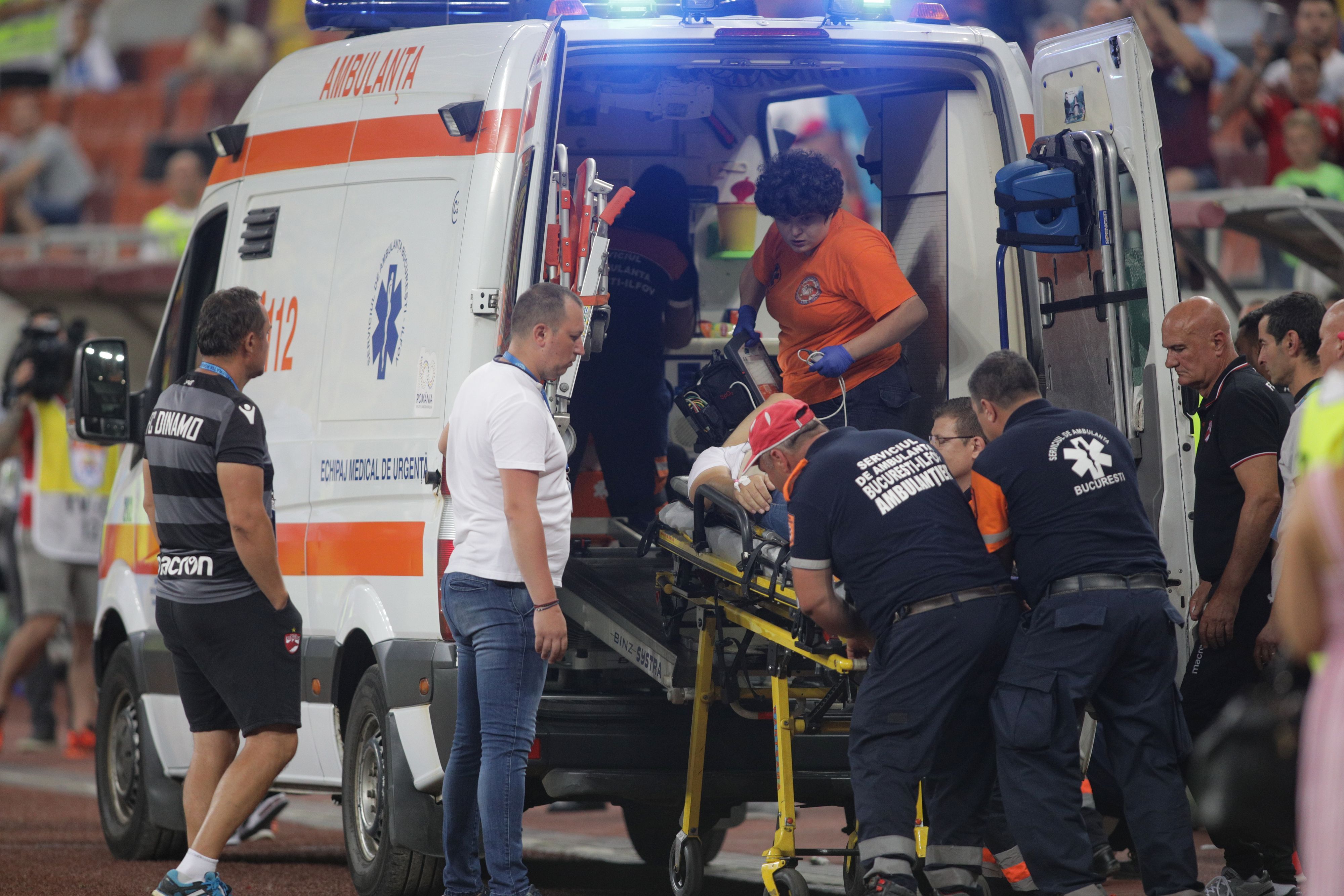 Antrenorul echipei Dinamo, Eugen Neagoe, luat cu ambulanta dupa ce i s-a facut rau in timpul meciului cu Craiova