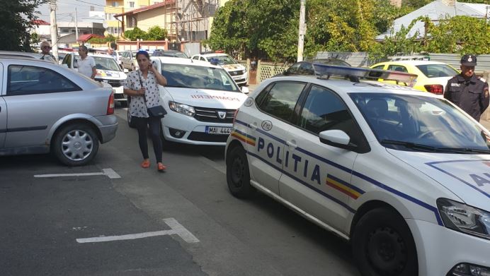 Copil de trei ani, găsit mort într-un canal din orașul Mărășești, județul Vrancea. Ar fi fost atacat de câini