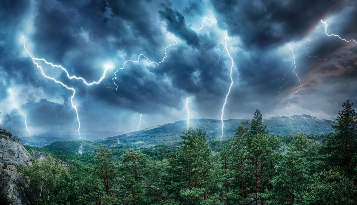 Avertizare nowcasting. Cod portocaliu de furtuni în trei județe