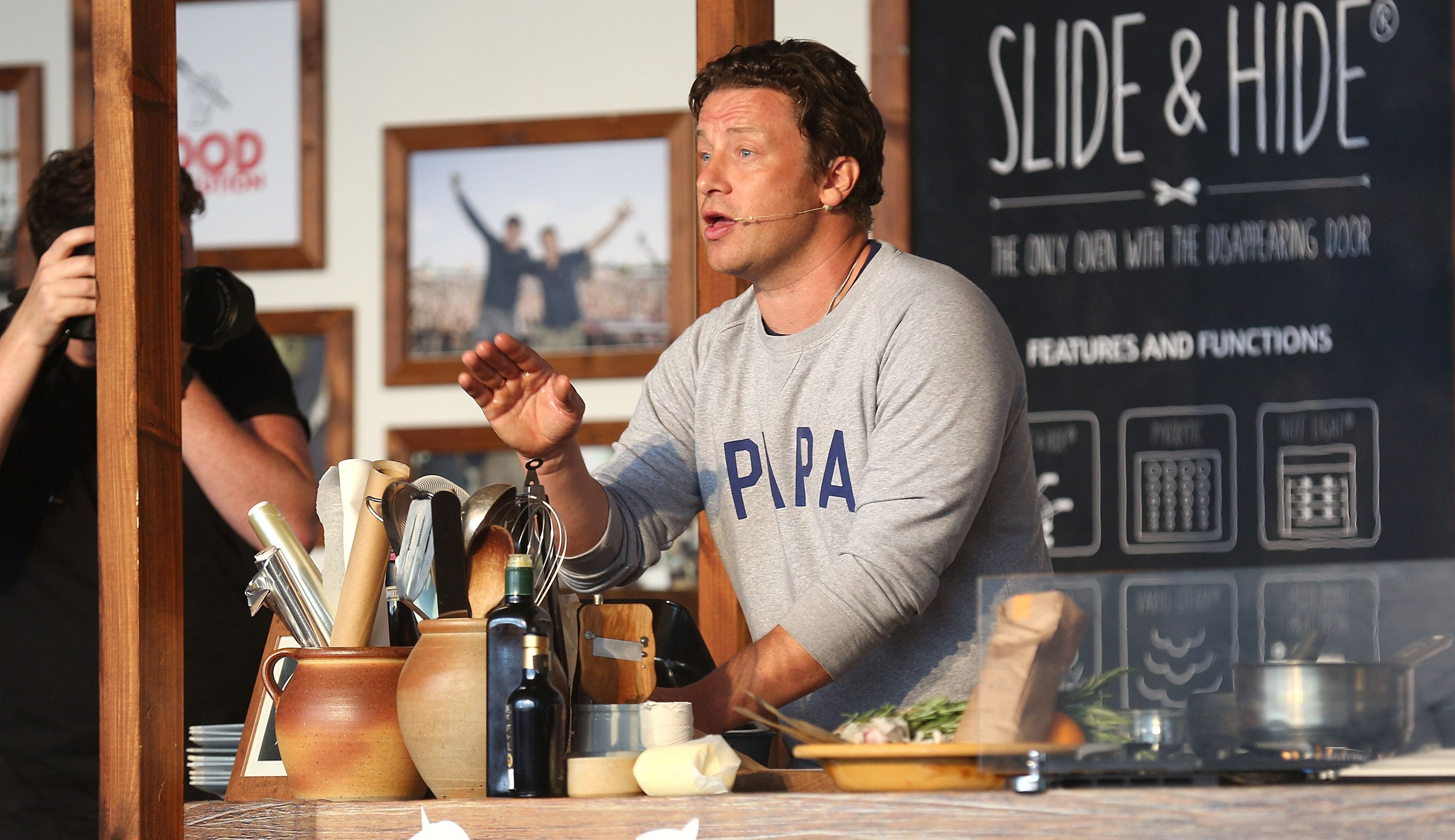 Jamie Oliver da vina pe Brexit pentru prabusirea lantului sau de restaurante