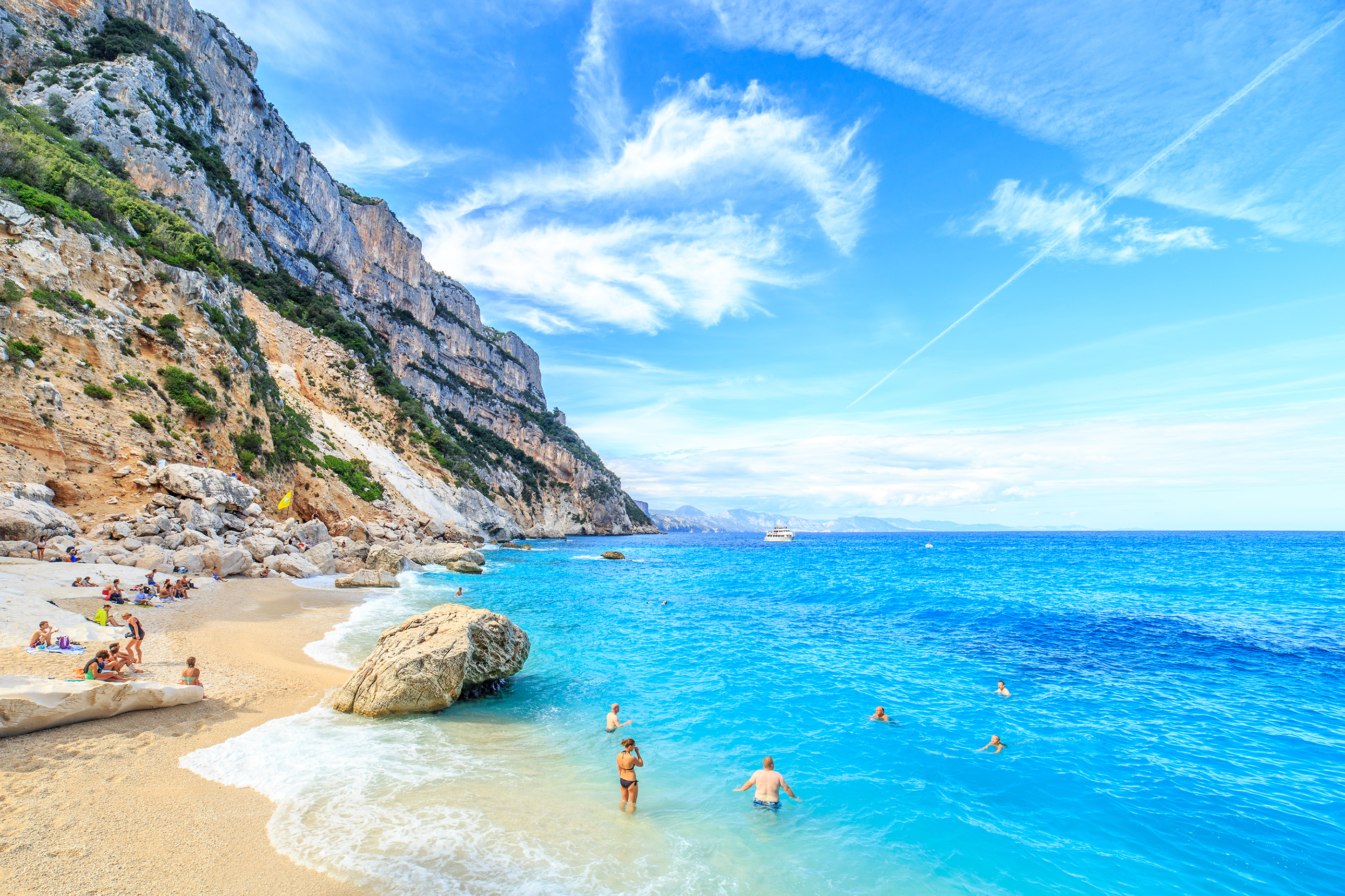 Doi turisti risca 6 ani de inchisoare, pentru ca au furat 40 de kilograme de nisip in Sardinia