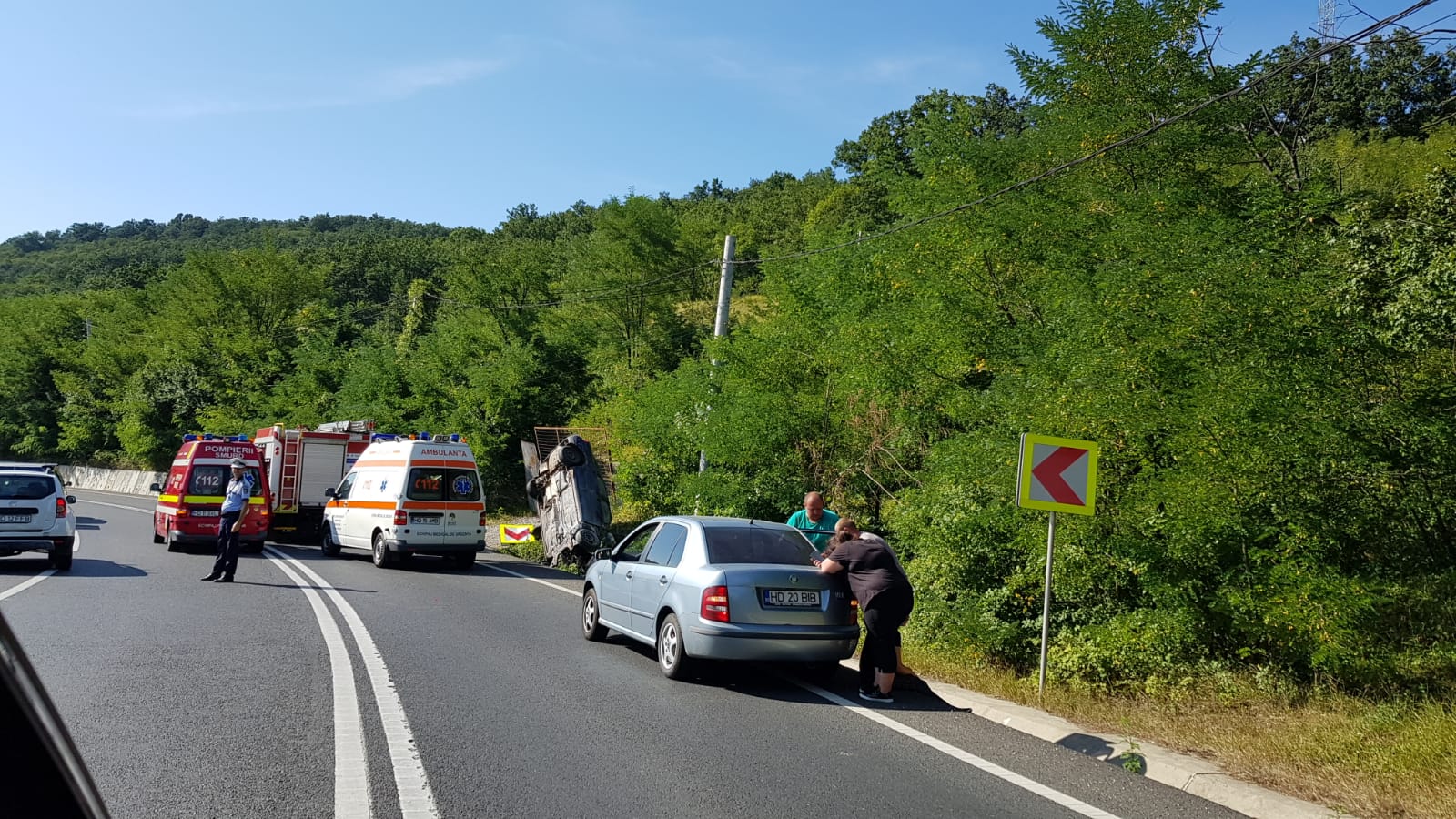 FOTO | Accident grav: Doi morti si un ranit dupa ce masina lor a lovit un cap de pod si s-a rasturnat