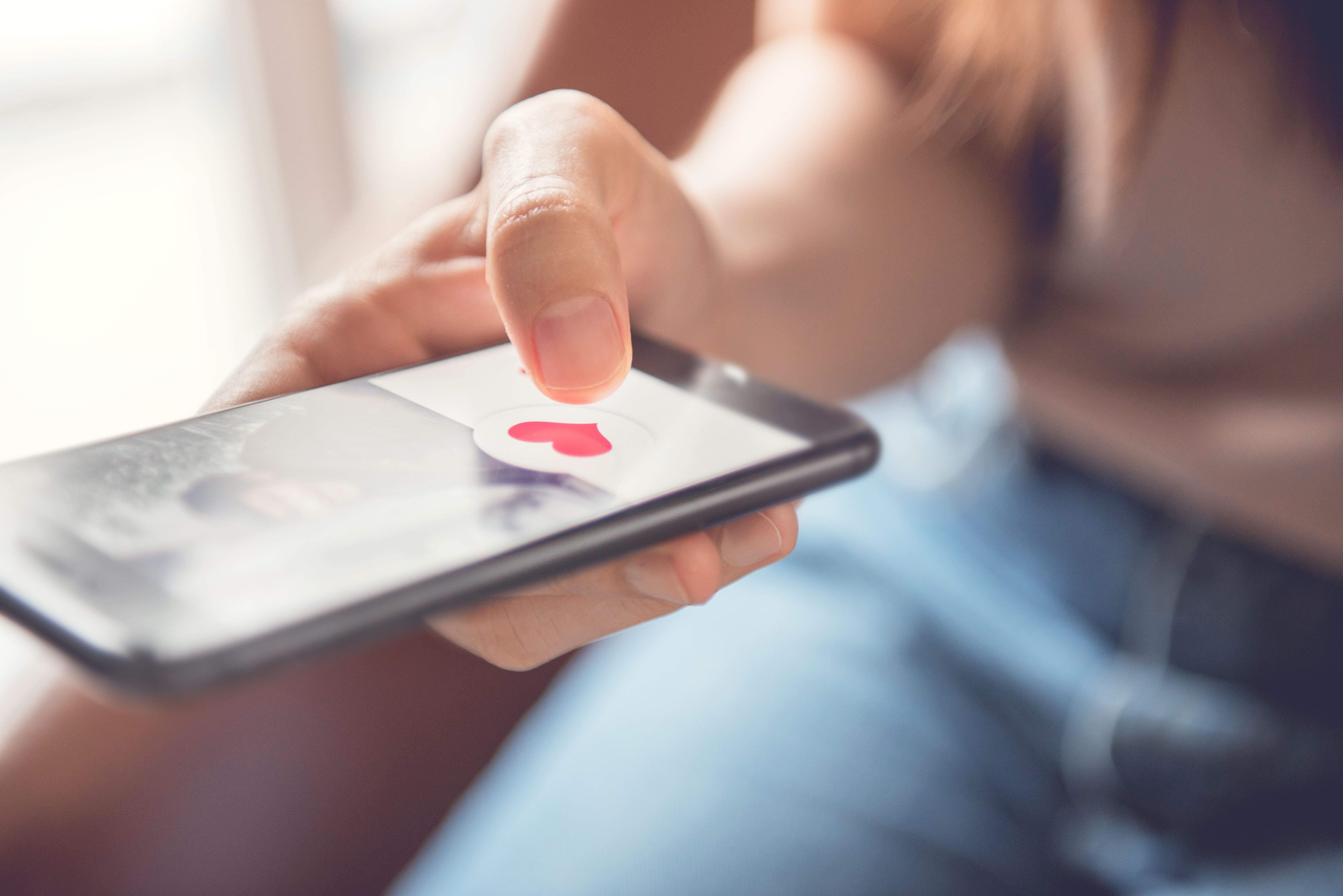 Tinder a devenit noul LinkedIn. Oamenii își caută locuri de muncă pe aplicațiile de dating