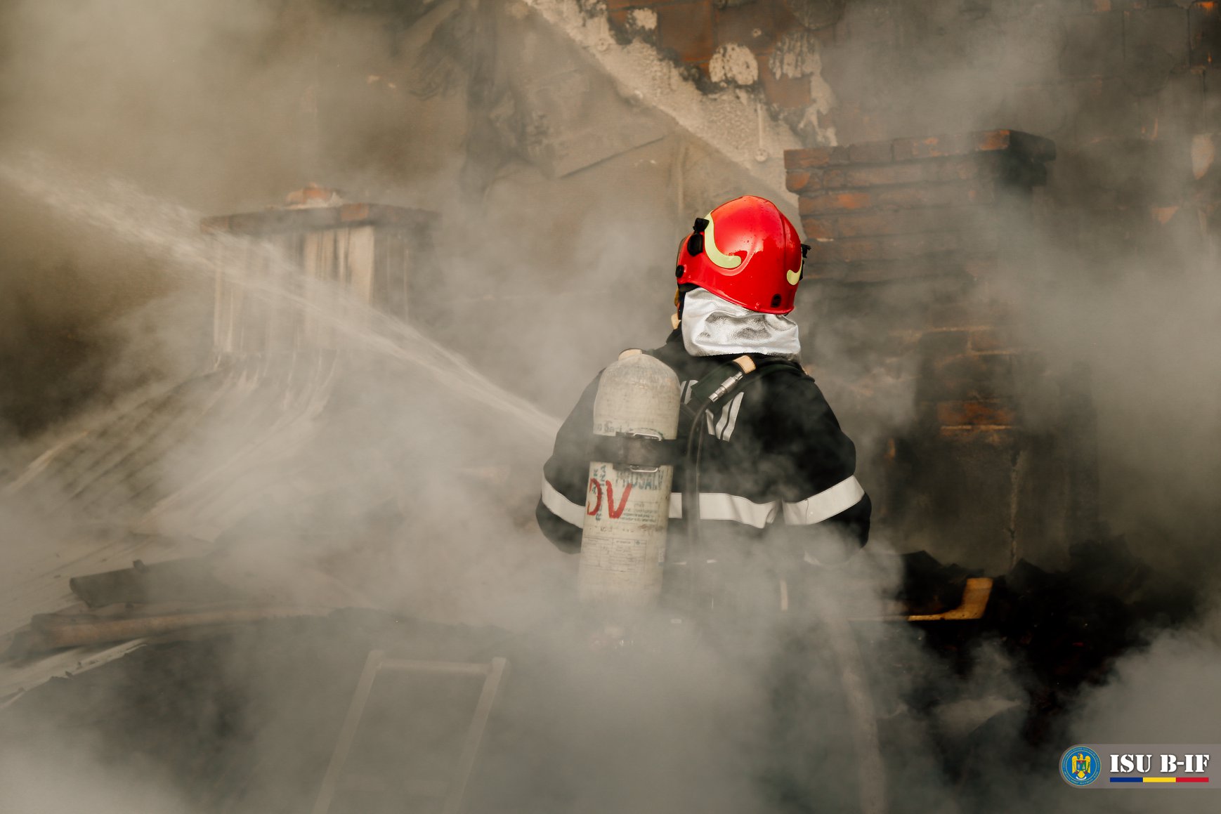 Explozie într-un bloc din București. O persoană a murit, zeci de locatari au fost evacuați