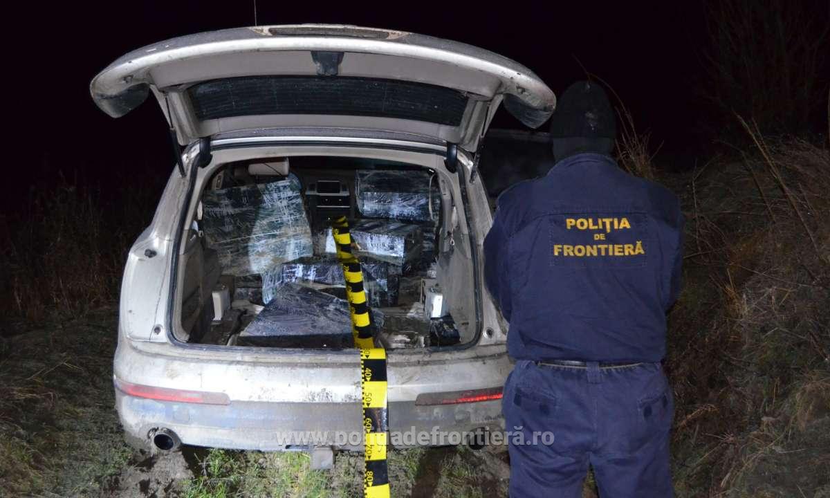 Poliția de Frontieră a capturat un Audi Q7 plin cu țigări, după ce traficanții au rămas cu el împotmolit încercând să fugă