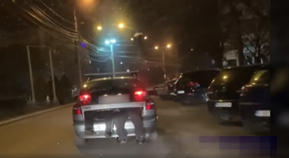 VIDEO. O șoferiță din Buzău și-a cărat acasă soțul beat în portbagajul mașinii