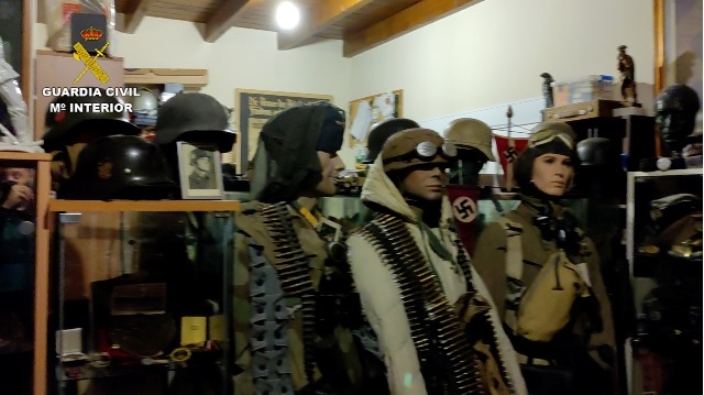 Poliția din Spania a găsit un depozit cu arme și obiecte naziste. Armamentul provine din Europa de est
