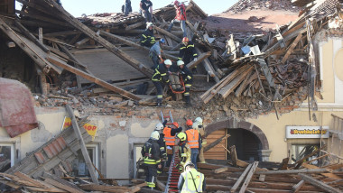 salvatori cautand prin daramaturi dupa cutremurul din 29 decembrie 2020 din croatia