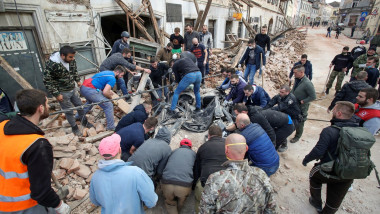 oameni cautand prin daramaturi după un cutremur puternic in croatia