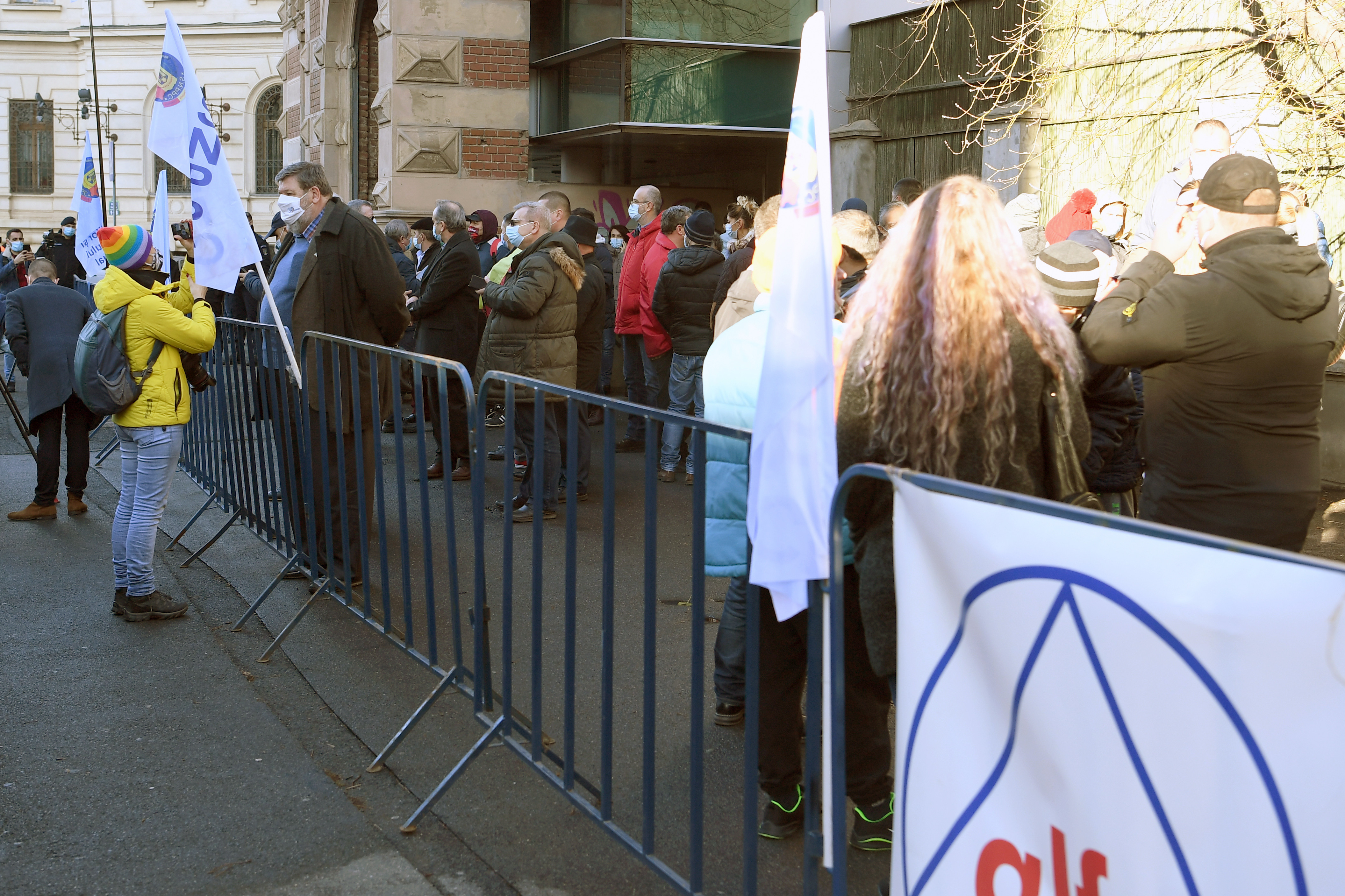Proteste la Ministerul Muncii față de creșterea salariului minim cu 41 de lei. “Este sub orice critică”. Propunerea Ralucăi Turcan